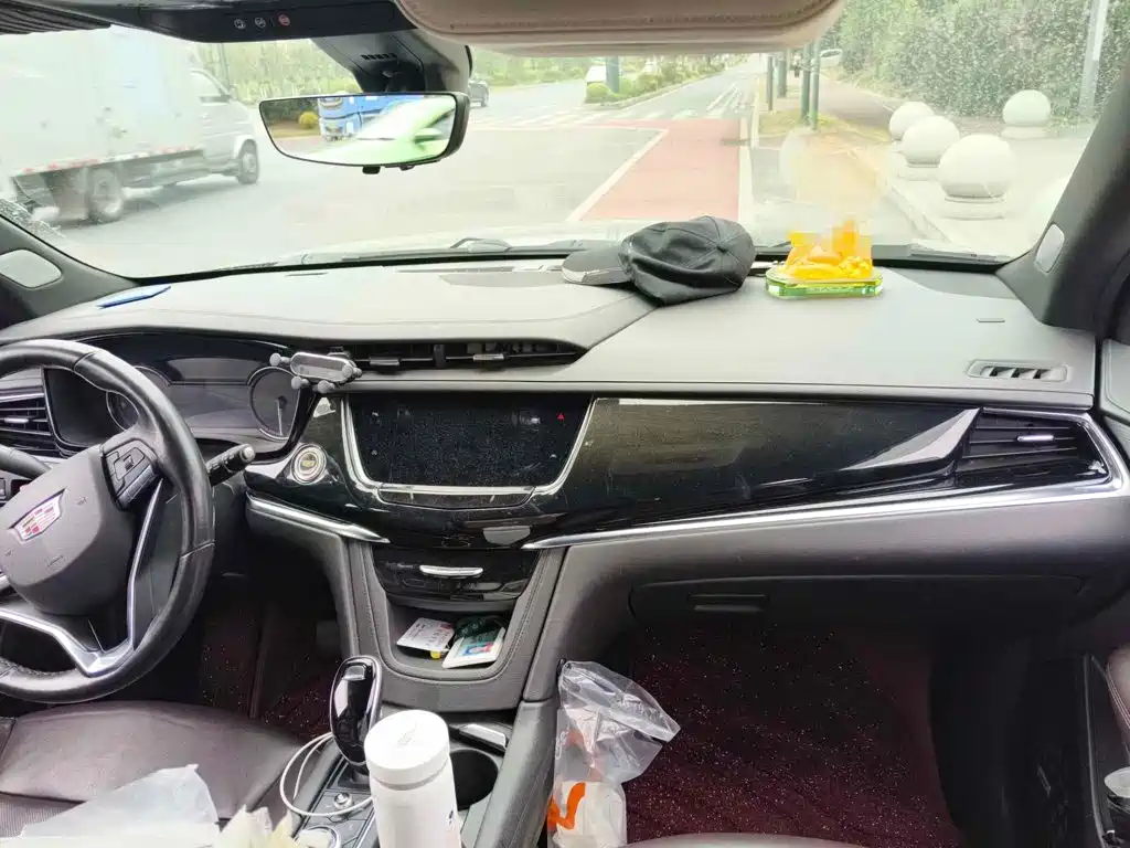 Фото 11 - Cadillac XT6