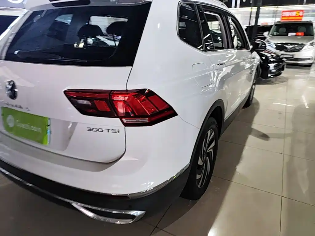 Photo 24 - Volkswagen Tiguan L