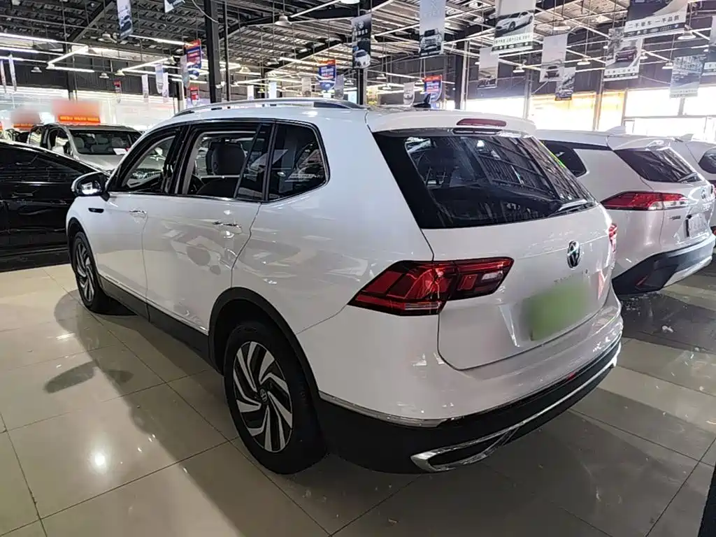 Photo 23 - Volkswagen Tiguan L