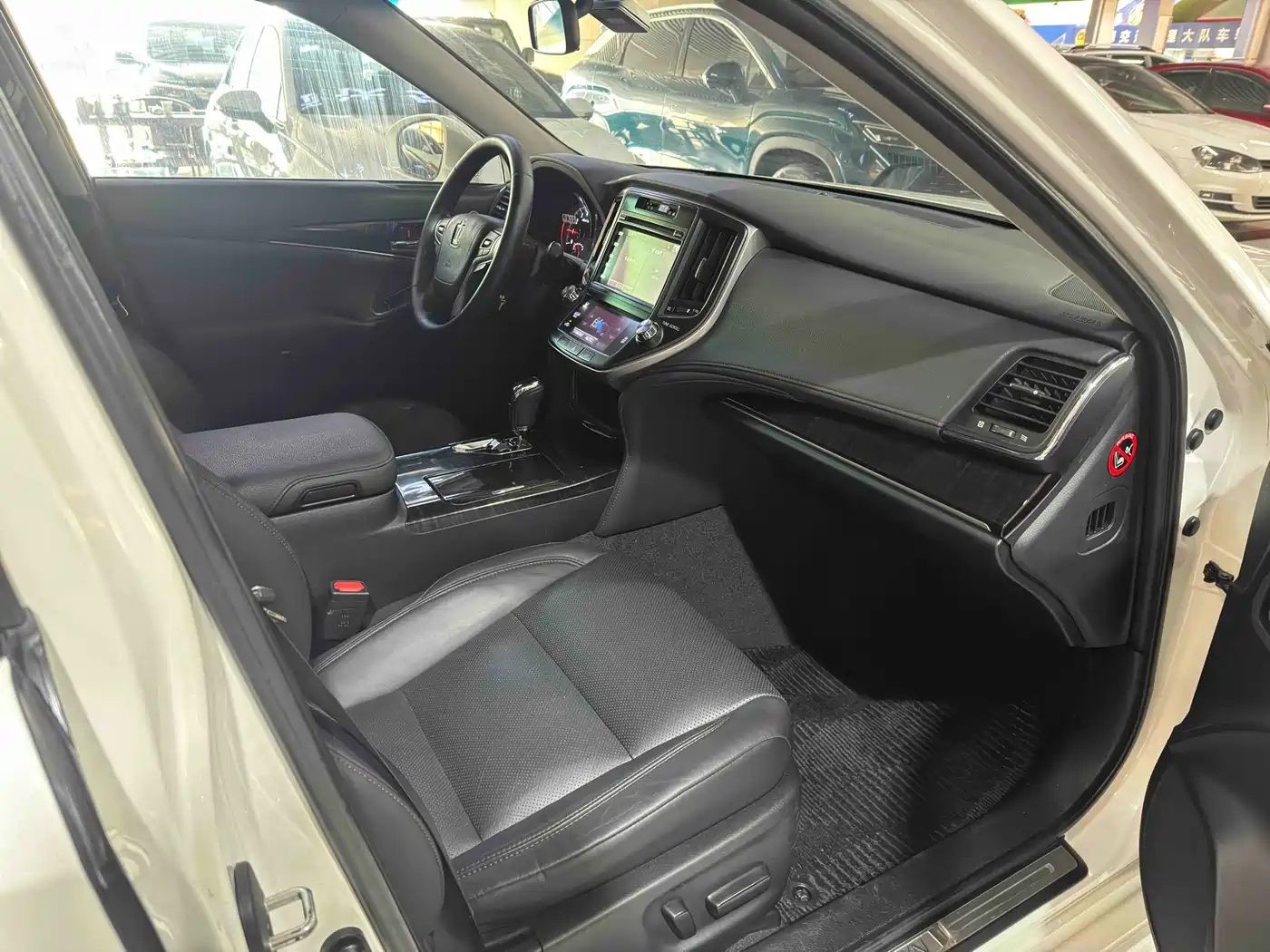 Toyota Crown 2015 2.5L Fashion Limited Edition фото 5