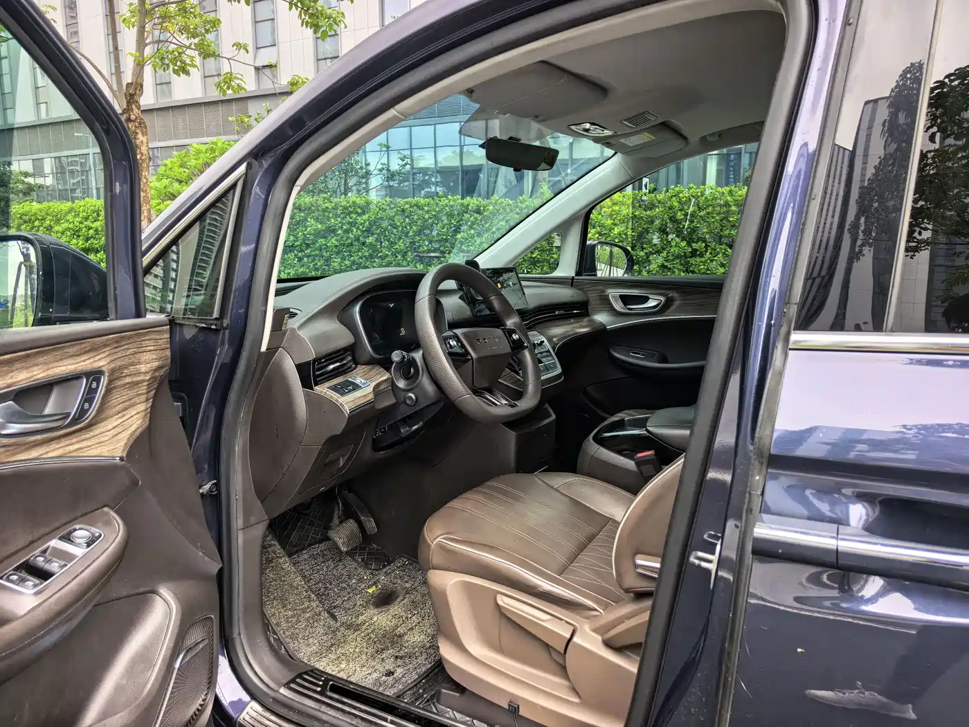 Roewe iMAX8 EV 2022 2022 Silver Edition