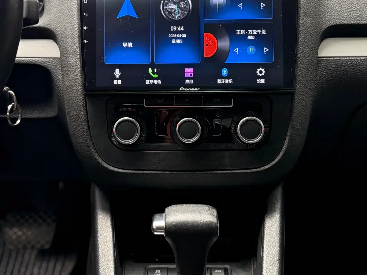Volkswagen Sagitar 2011 1.6L Automatic Fashion фото 13