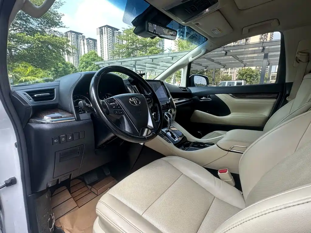 Photo 8 - Toyota Alphard