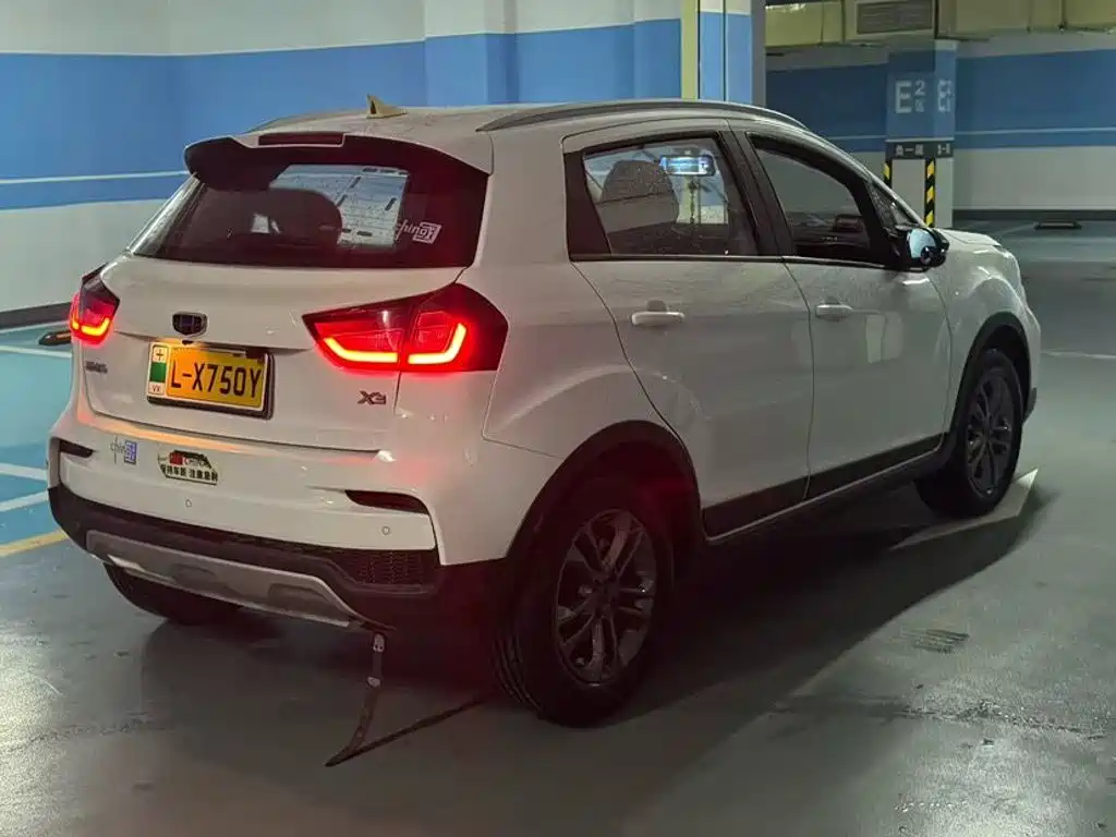 Фото 9 - Geely Vision X3