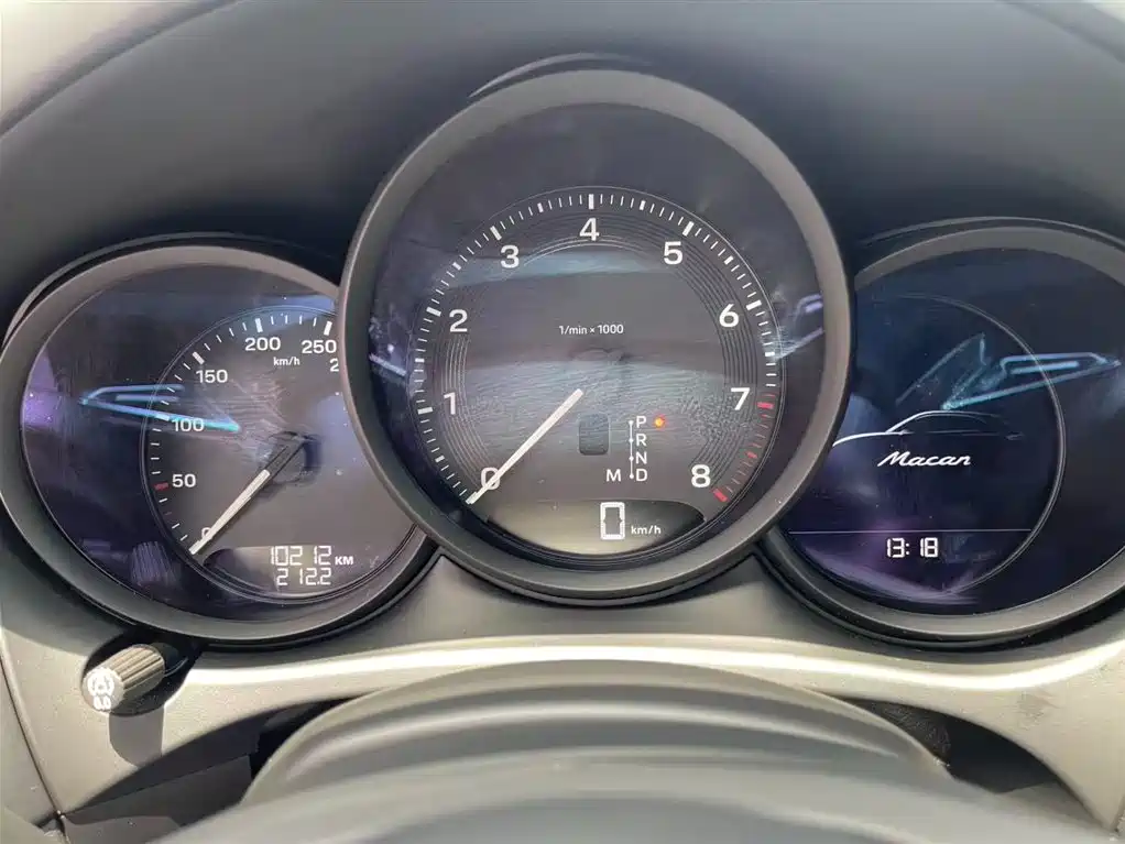 PORSCHE MACAN