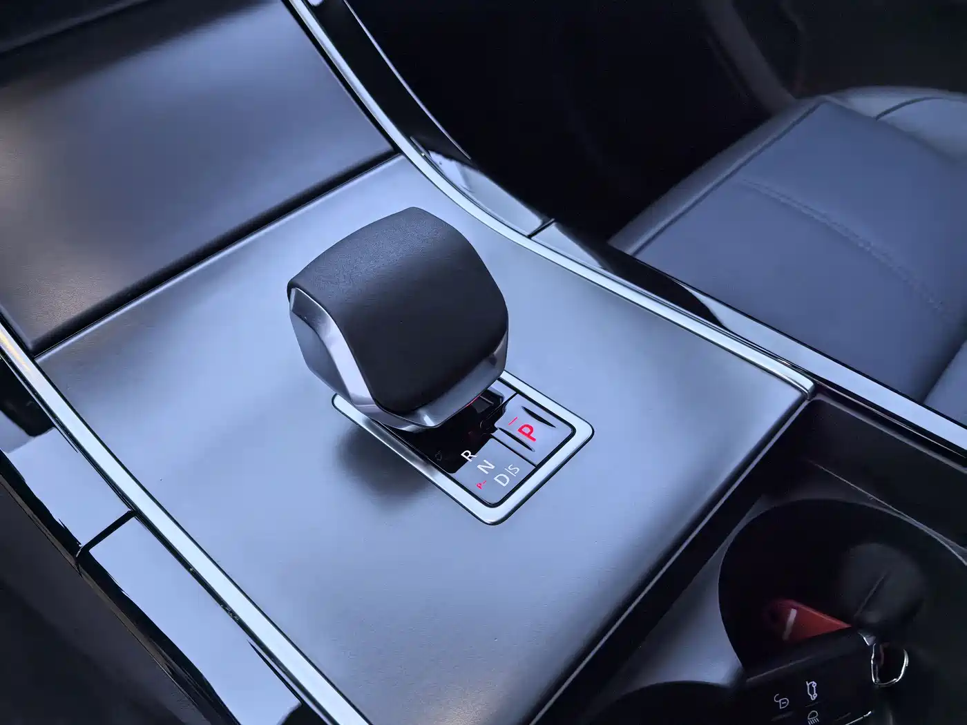 Land Rover Range Rover Velar 2025 Dynamic SE фото 13