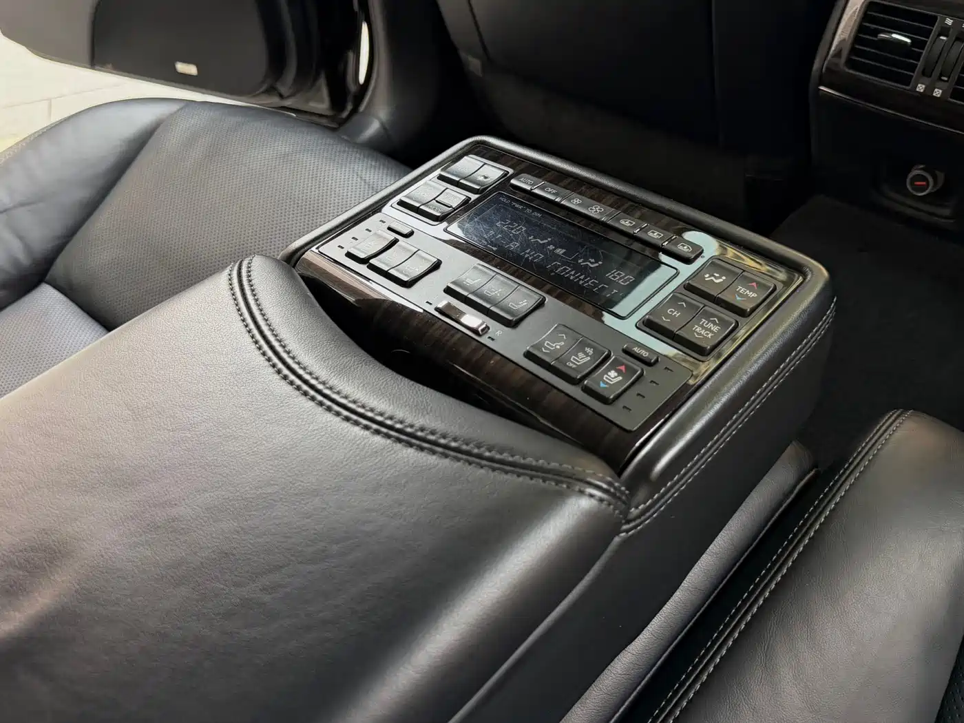 Фото 10 - Lexus LS