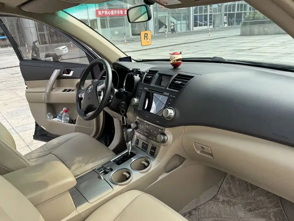 Фото 8 - Toyota Highlander