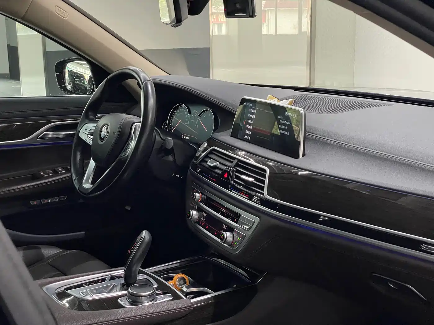 BMW 7 Series 2016 730Li Leading фото 18