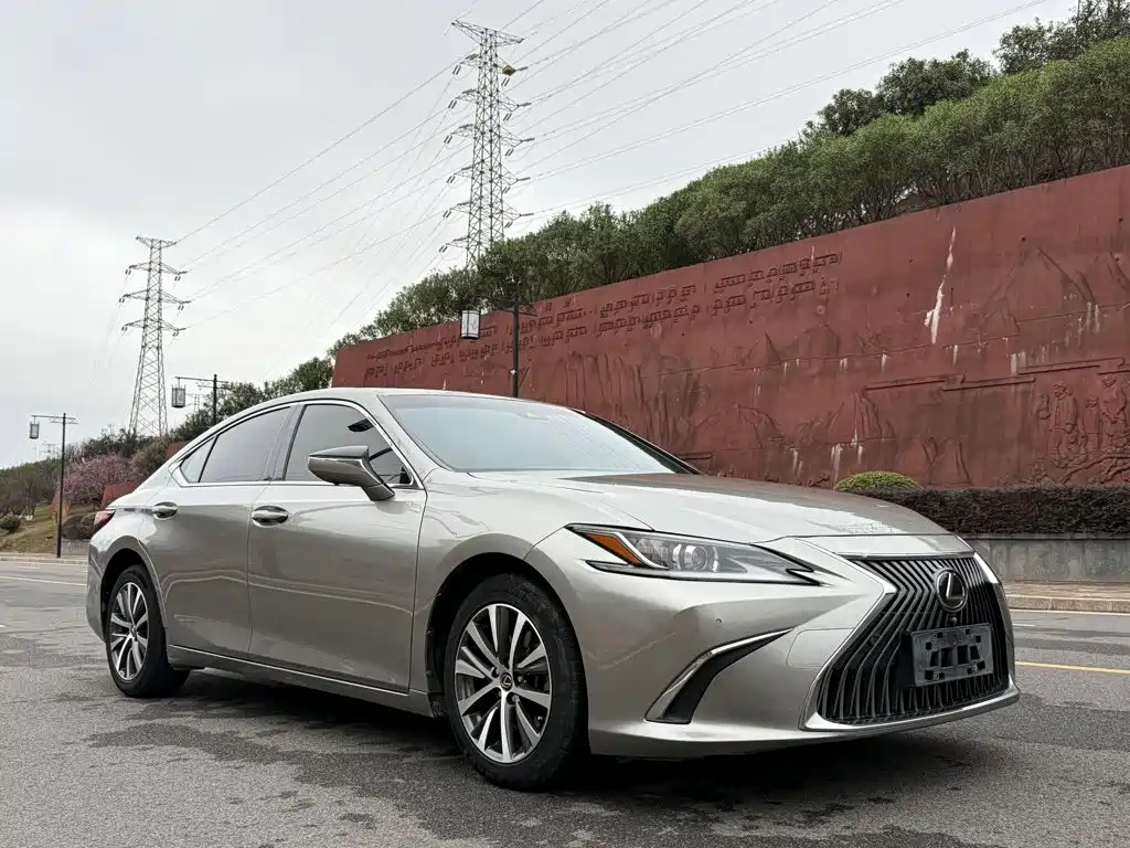 Фото 3 - Lexus ES