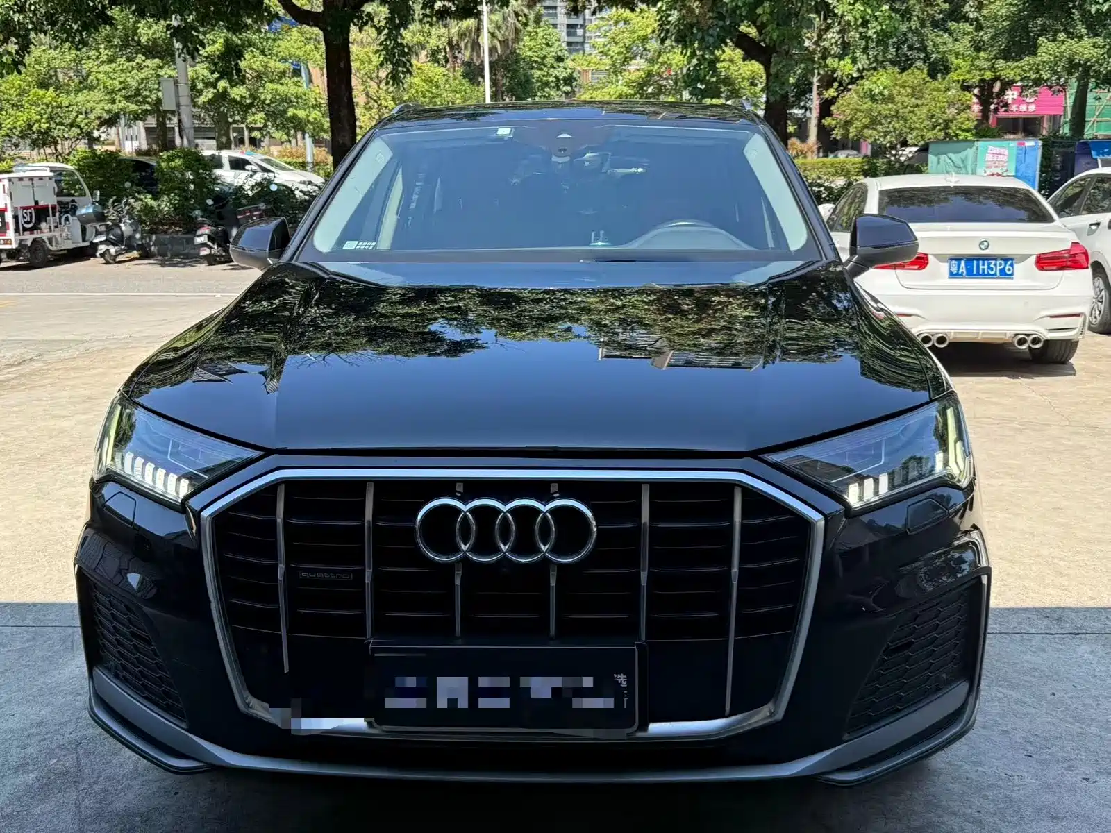 Photo 2 - Audi Q7