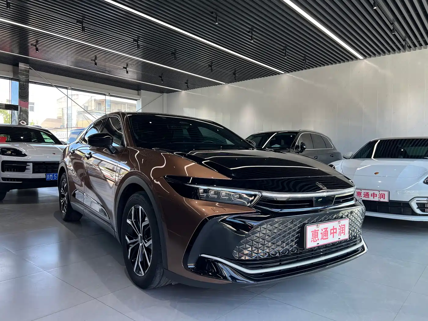 Toyota Crown SportCross 2023 2.5L SportCross HEV FWD Premium Edition фото 3