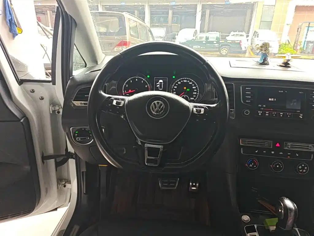 Volkswagen Golf Sportsvan 2016 230TSI Automatic Luxury фото 11