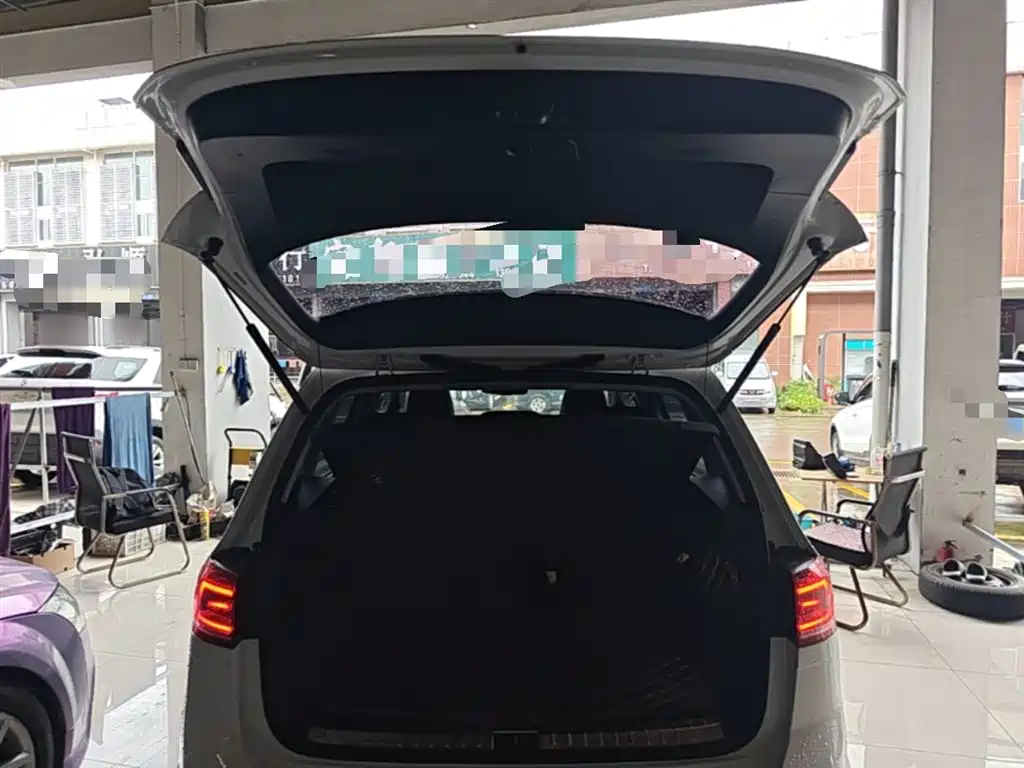 Volkswagen Golf Sportsvan 2016 230TSI Automatic Luxury фото 19