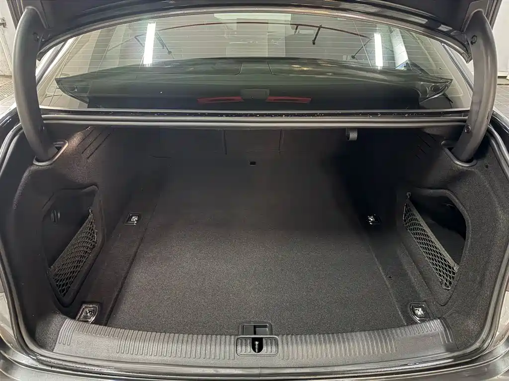 Фото 14 - Audi A4L