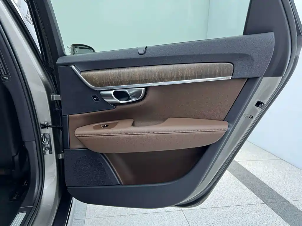 Фото 26 - Volvo V90