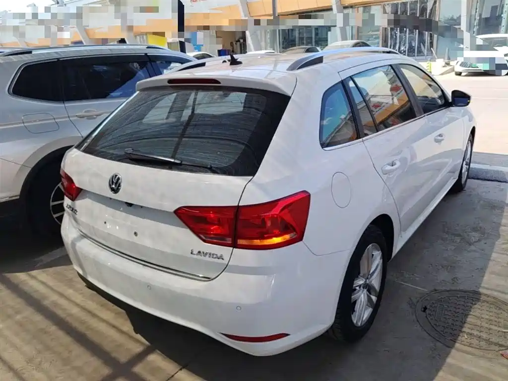 Volkswagen Lavida Tour 2015 1.6L Automatic Comfort Edition фото 7