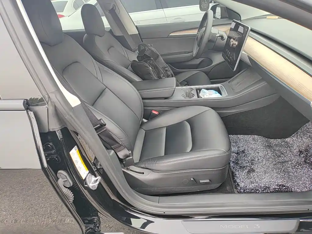 Фото 25 - Tesla Model 3