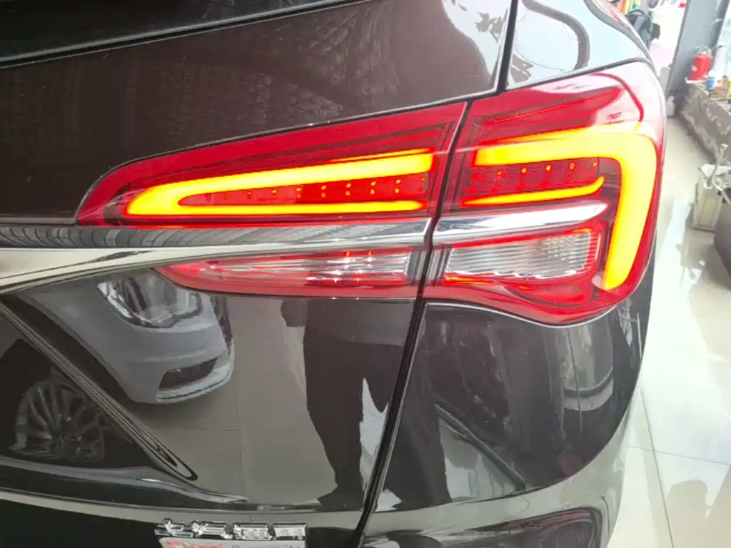 Photo 8 - Buick Envision Plus