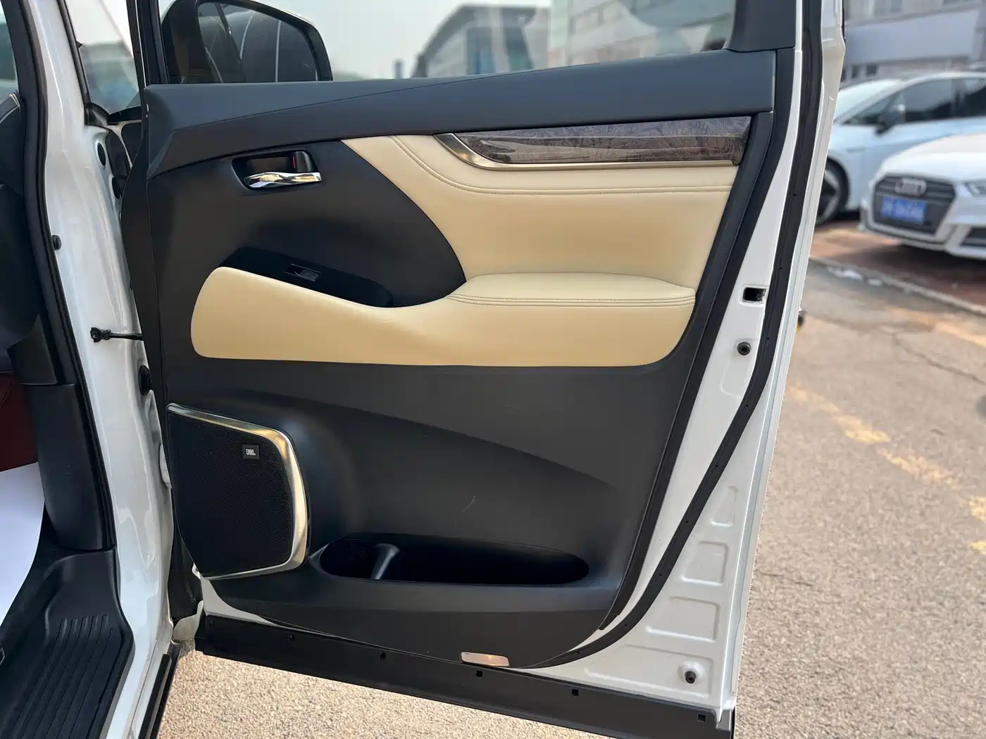 Toyota Alphard 2021 Hybrid 2.5L Premium фото 27
