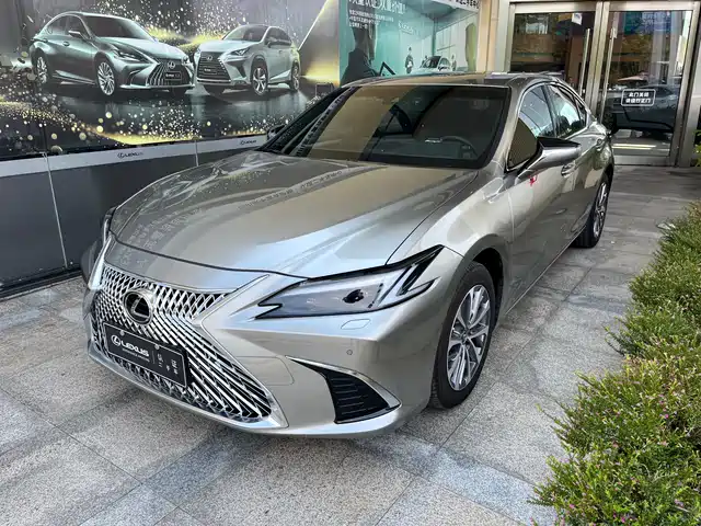 Lexus ES 2025 300h Ultimate Edition — фото 1