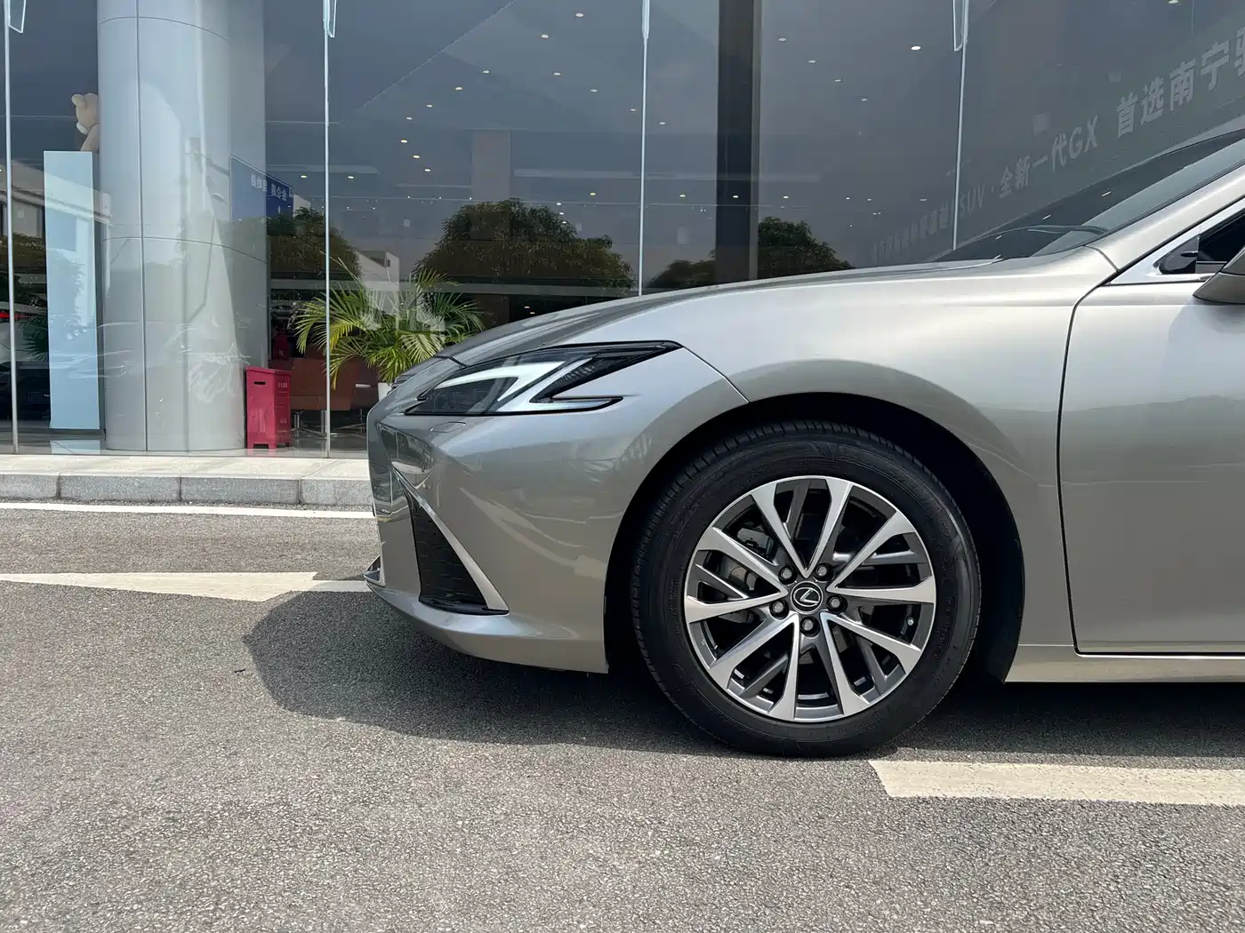 Lexus ES 2025 300h Ultimate Edition фото 12