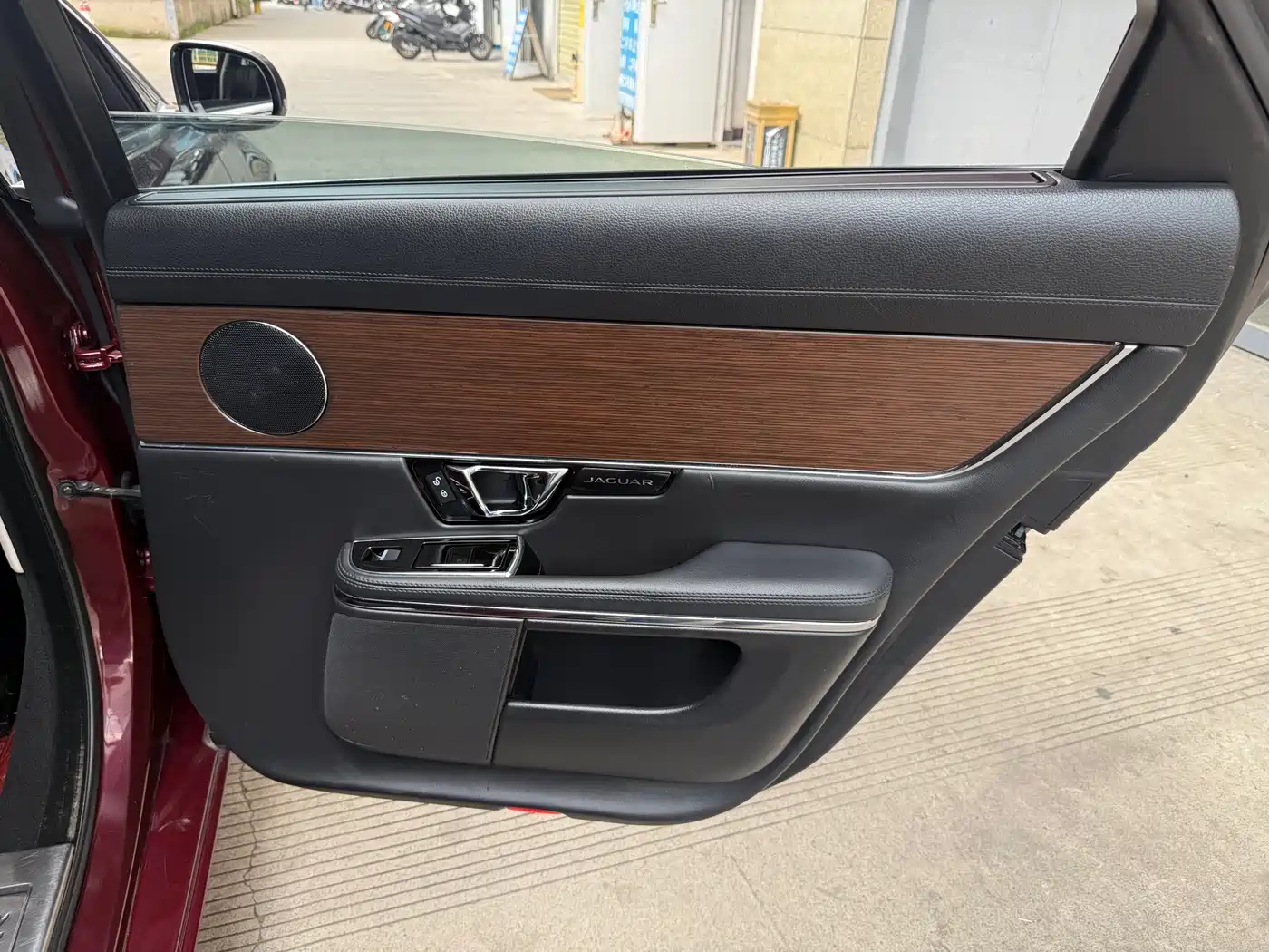 Photo 27 - Jaguar XJ