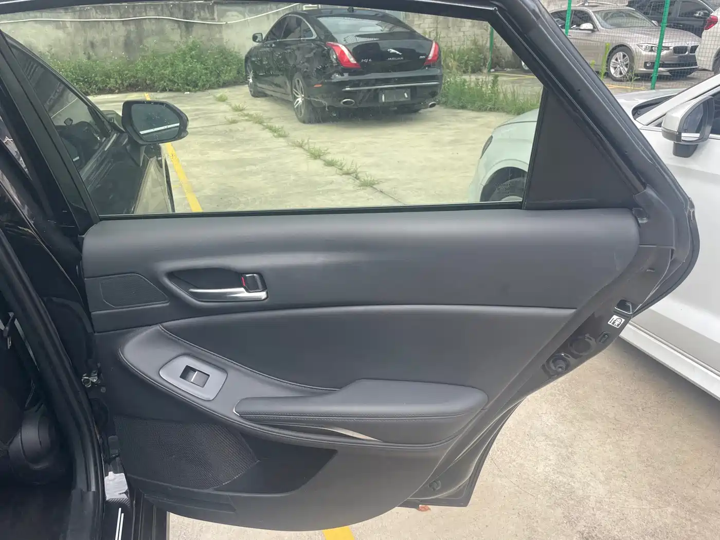 Photo 23 - Toyota Avalon