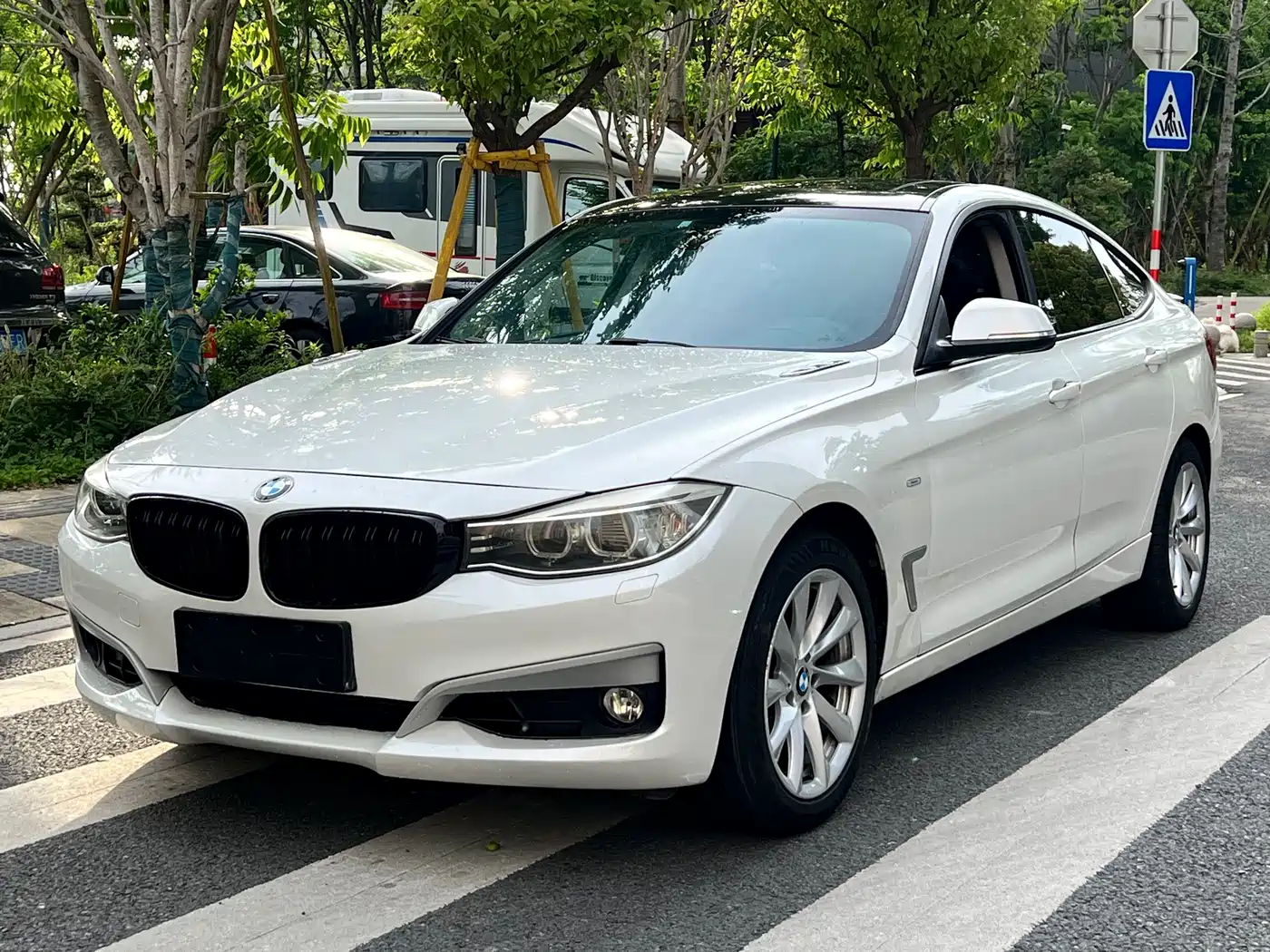 BMW 3 Series GT 2014 320i Design Package