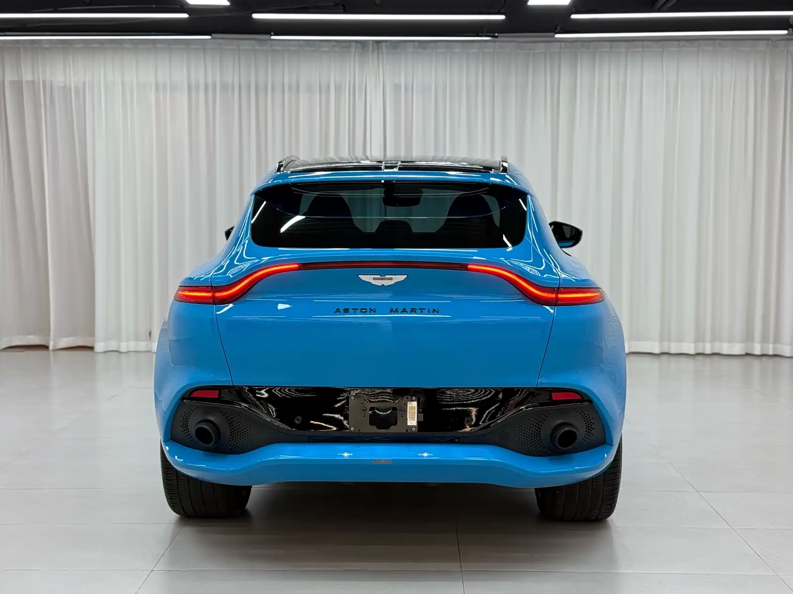 Photo 5 - Aston Martin DBX