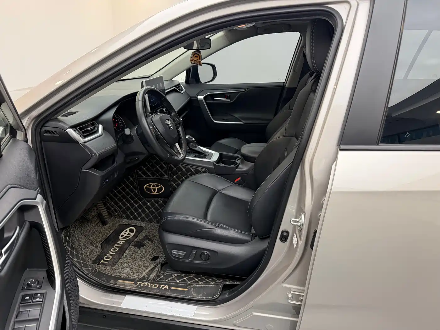 Toyota Wildlander 2021 2.0L CVT 2WD Luxury Edition фото 16