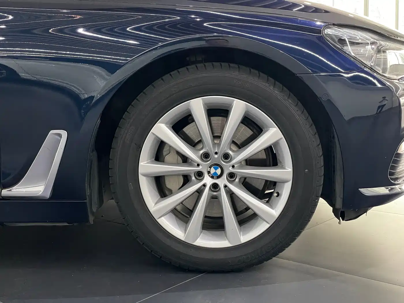 BMW 7 Series 2016 730Li Leading фото 23