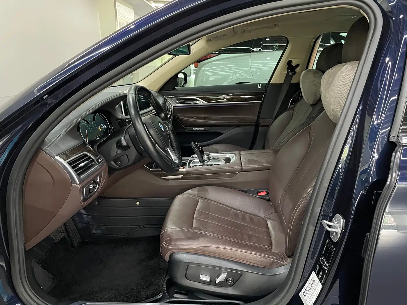 BMW 7 Series 2016 730Li Leading фото 9