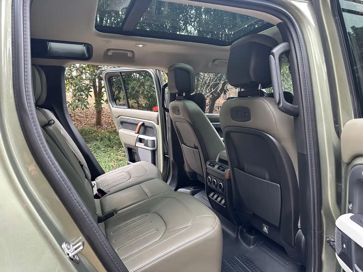 Land Rover Defender 2020 Model 110 P400 HSE фото 12