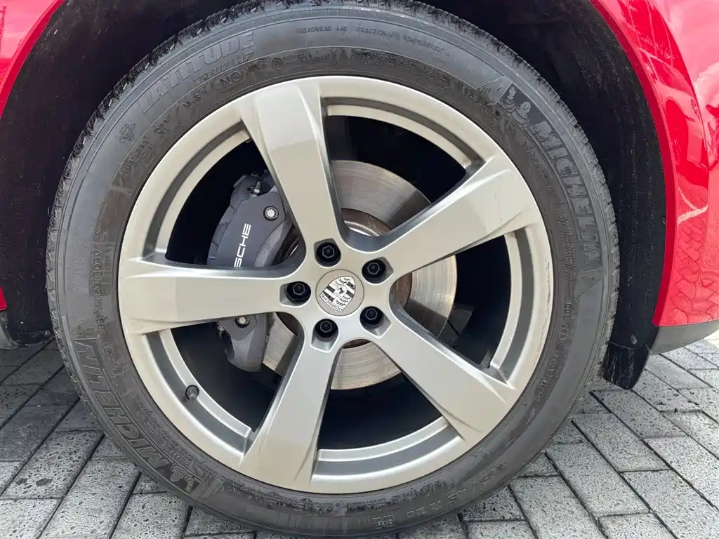 PORSCHE MACAN