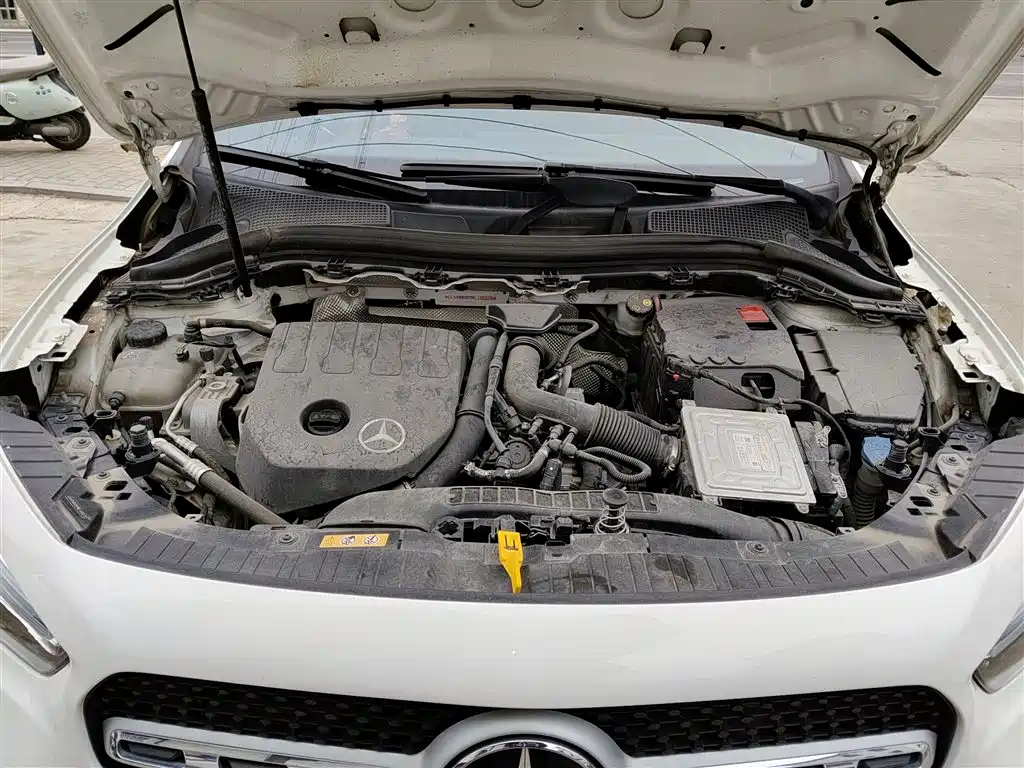MERCEDES-BENZ GLA
