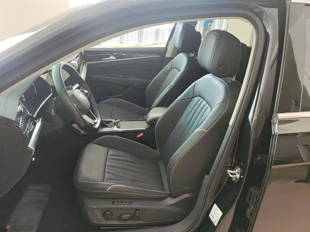 Volkswagen Passat 2022 330TSI Starlight Luxury Edition фото 15