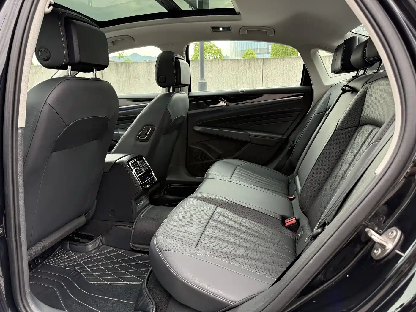 Volkswagen Passat 2025 Outstanding 380TSI Dragon Glory Edition фото 9