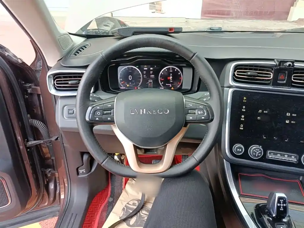 Lynk & Co 01 2017 2.0T 2WD фото 11