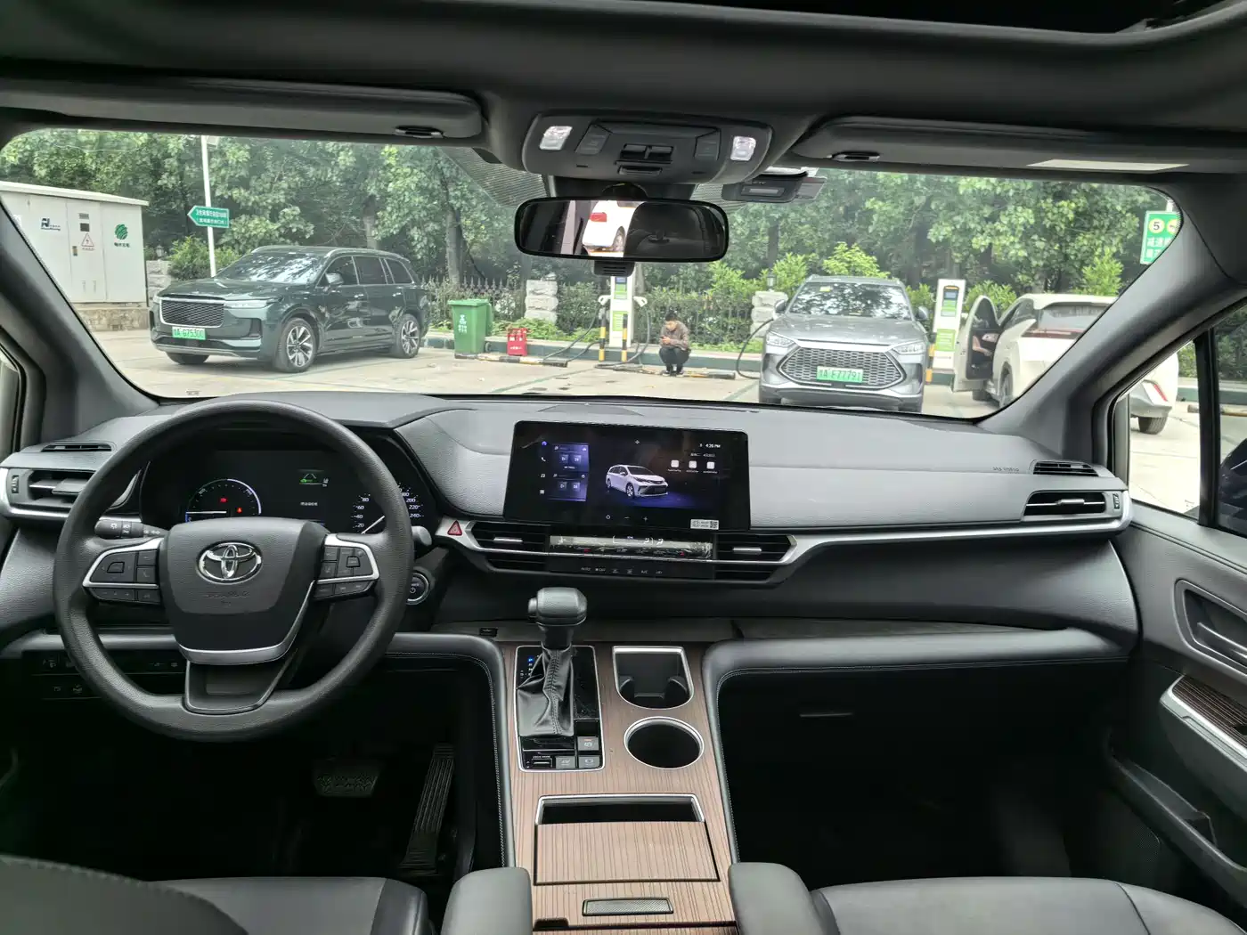 Toyota Granvia 2024 2.5L Hybrid Luxury фото 6
