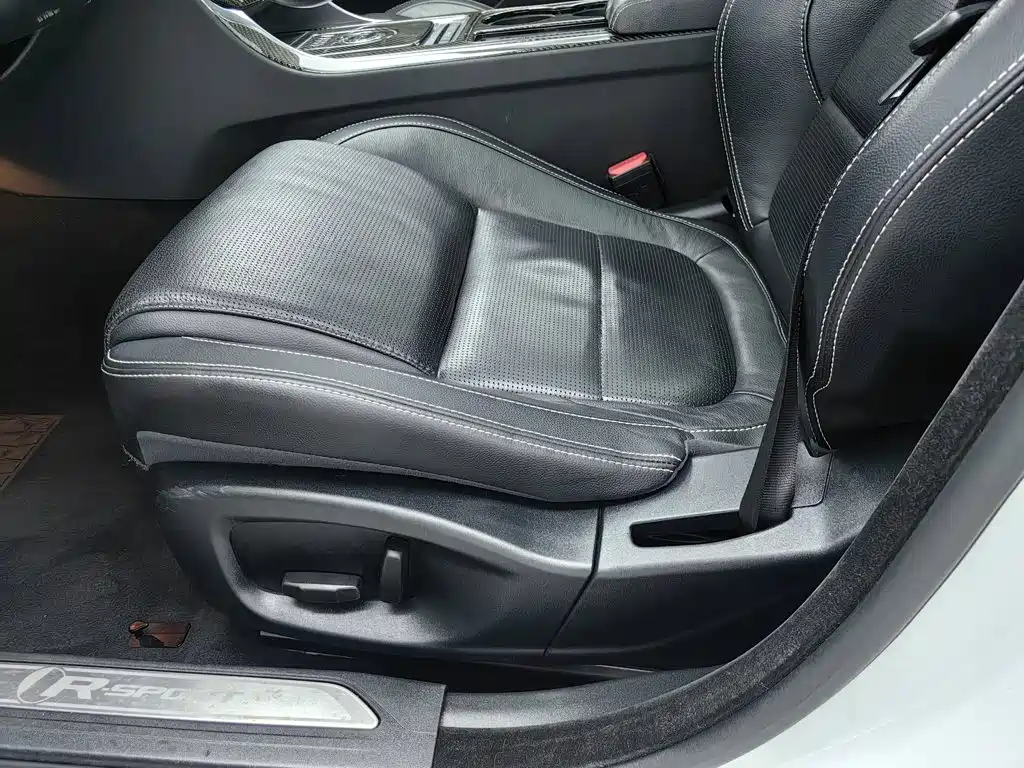 Photo 20 - Jaguar XE