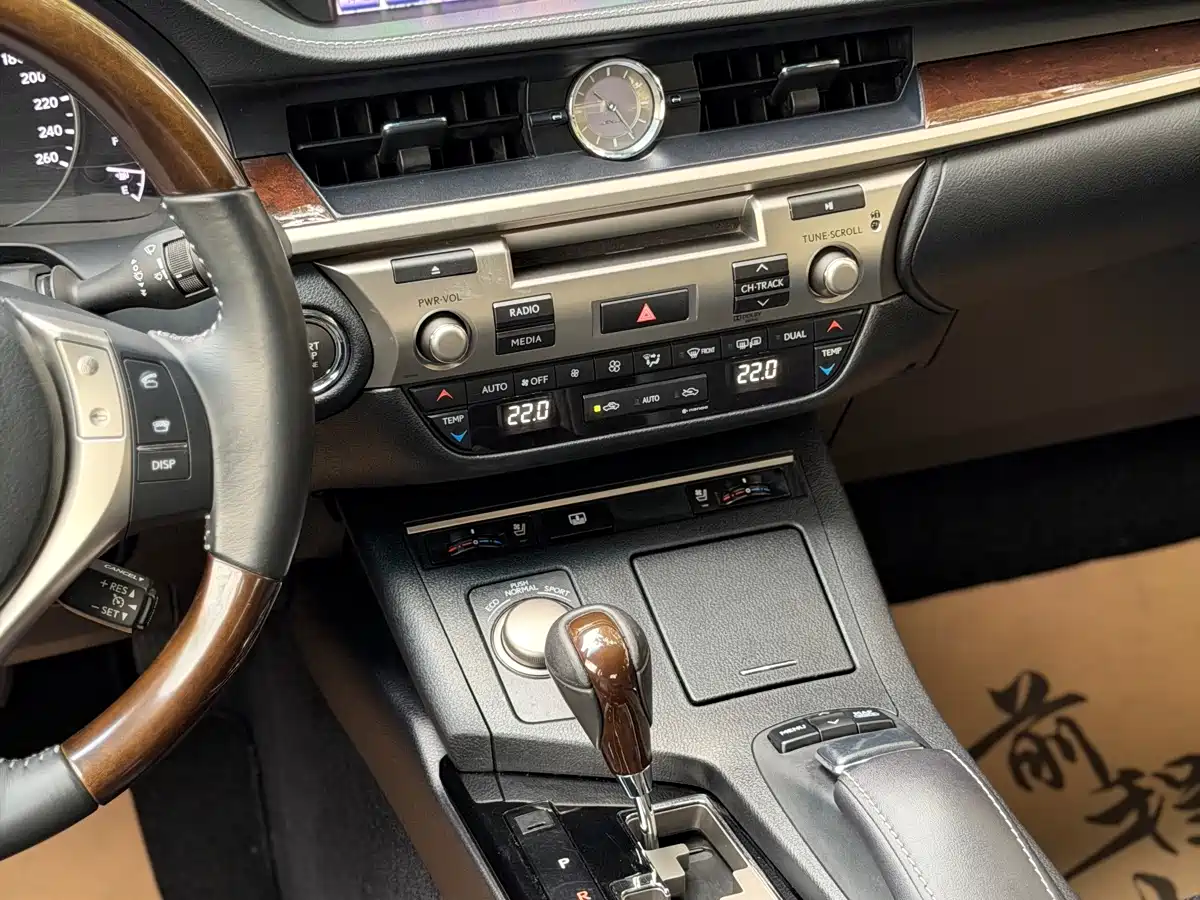 Lexus ES 2013 350 Elegance Edition фото 13
