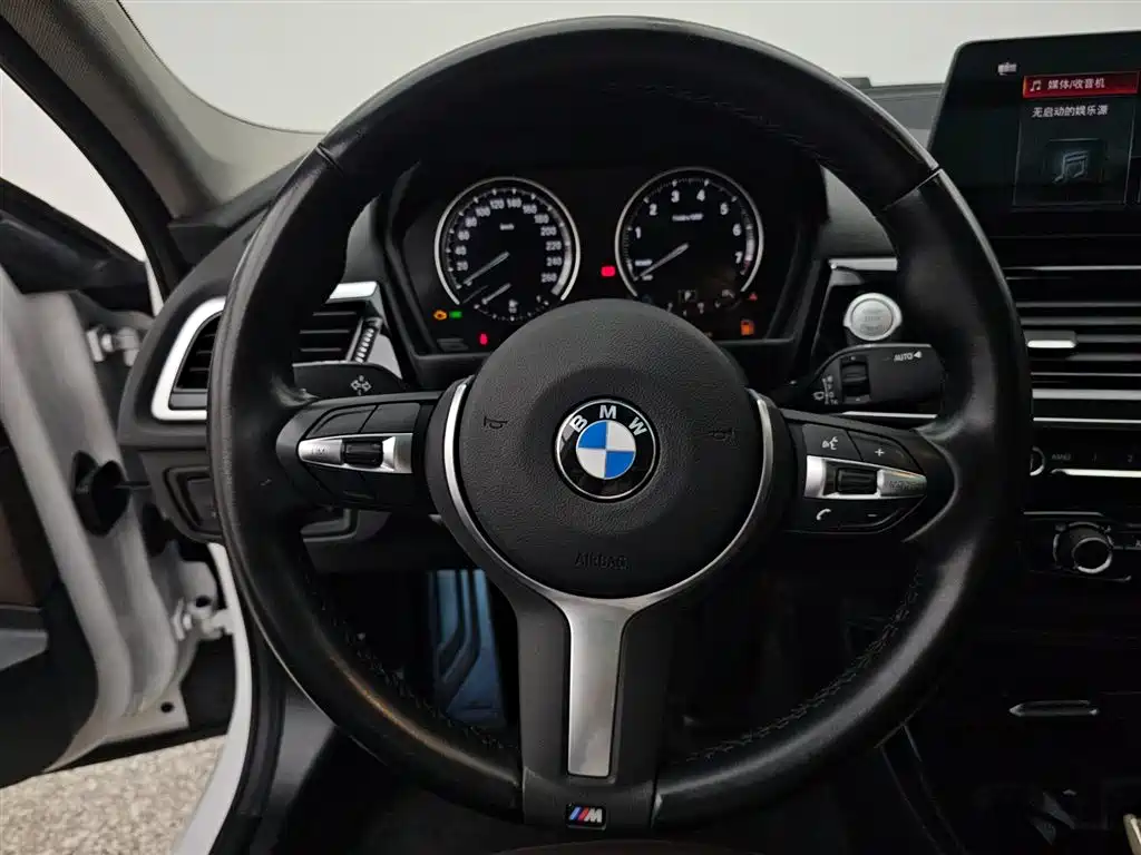 BMW 1 Series 2023 125i M Sport Shadow Edition фото 6