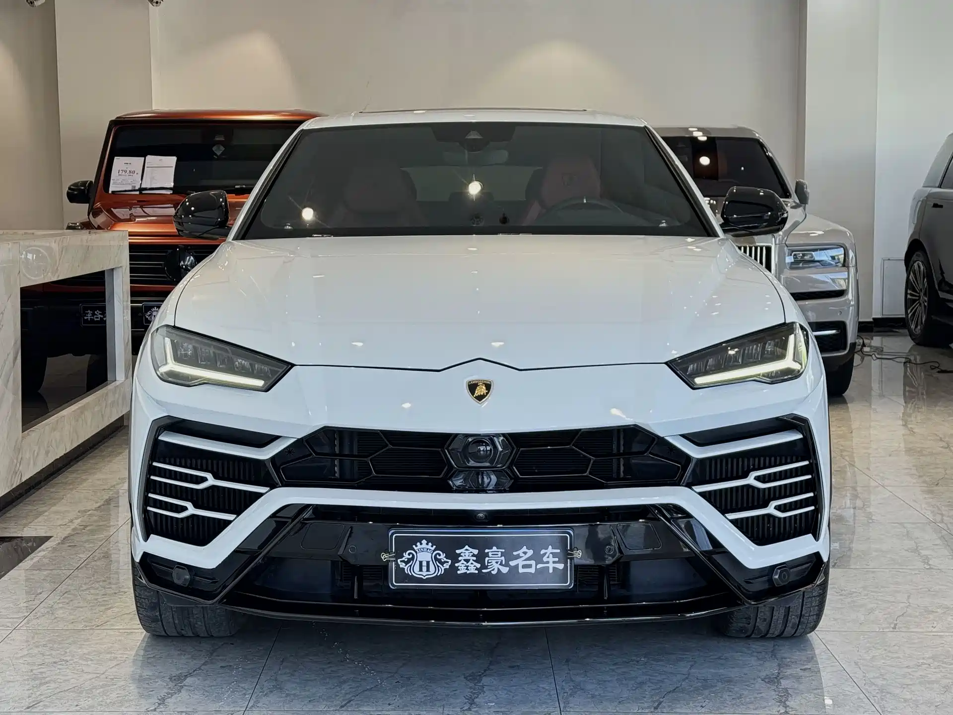 Фото 3 - Lamborghini Urus