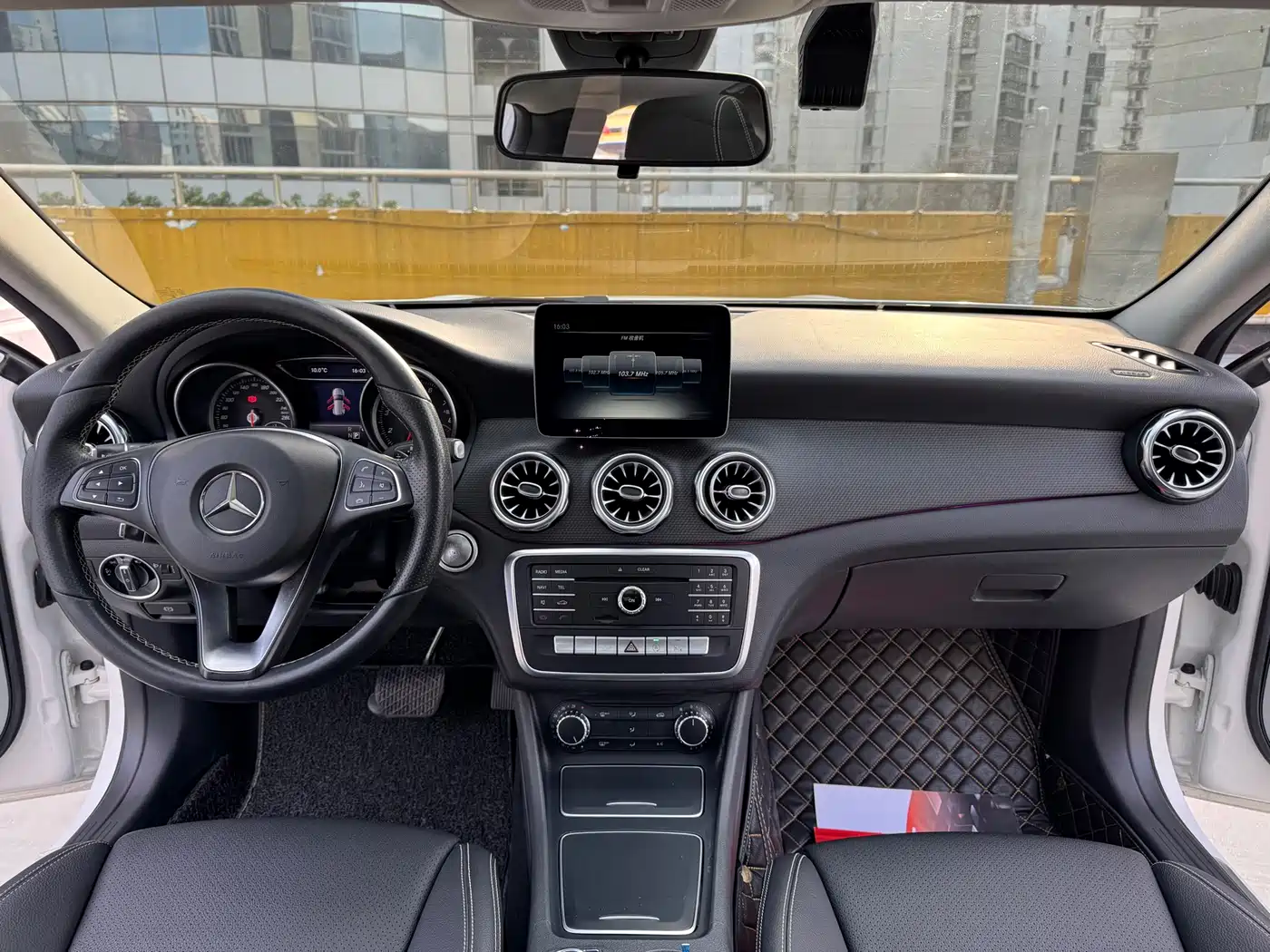 MERCEDES-BENZ GLA