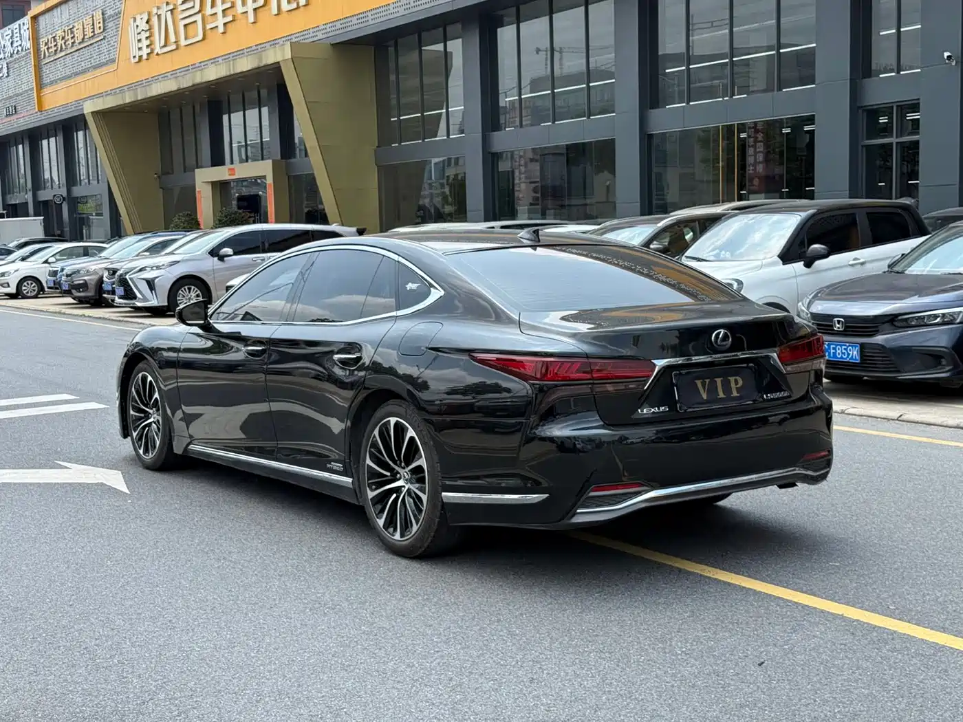 Фото 9 - Lexus LS