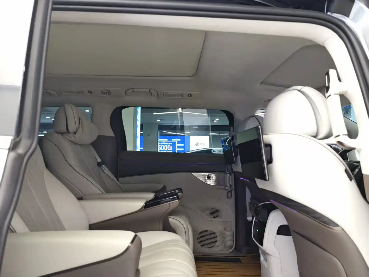 Denza D9 2023 2022 DM-i 970 AWD Flagship