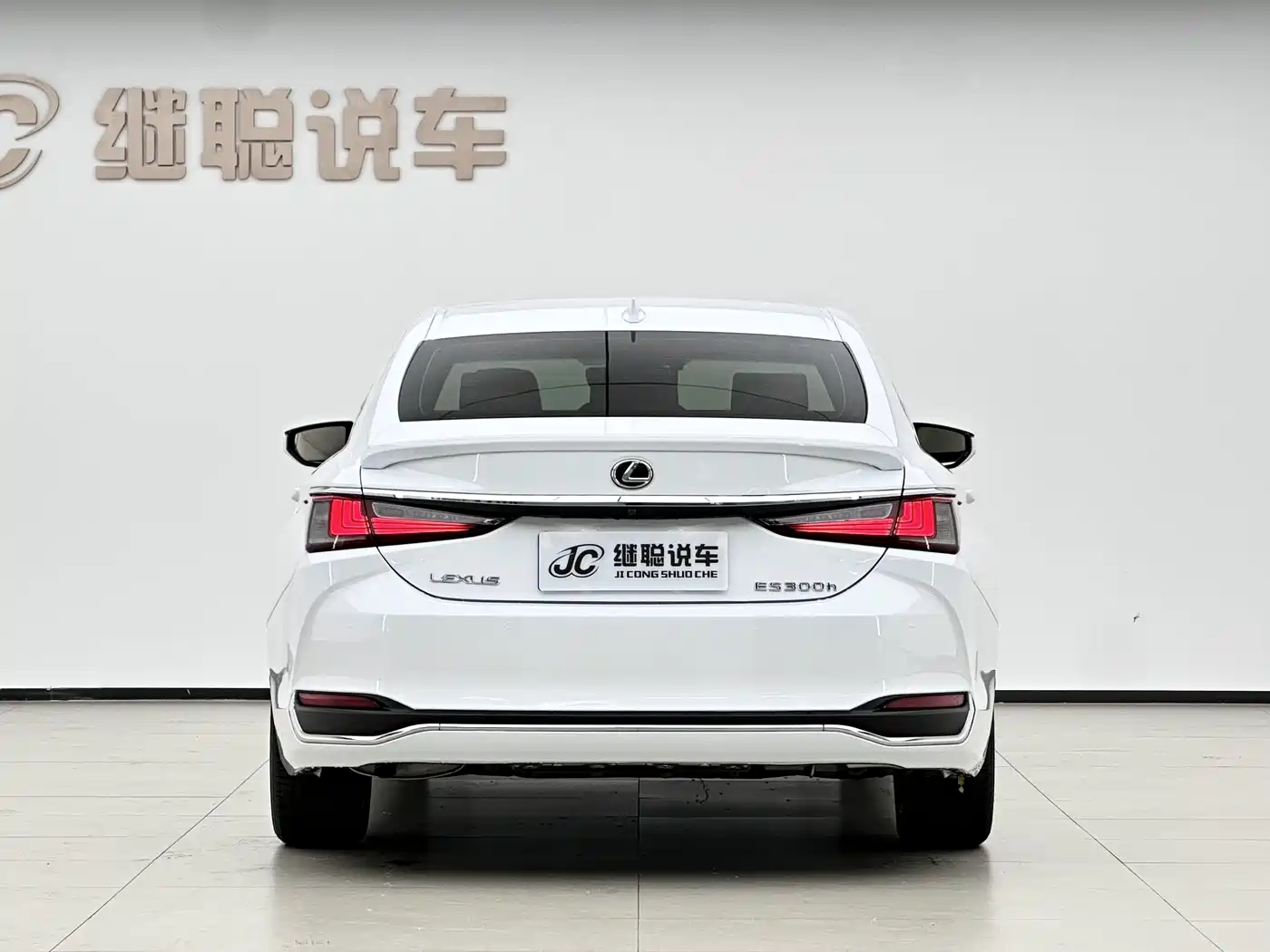 Photo 16 - Lexus ES