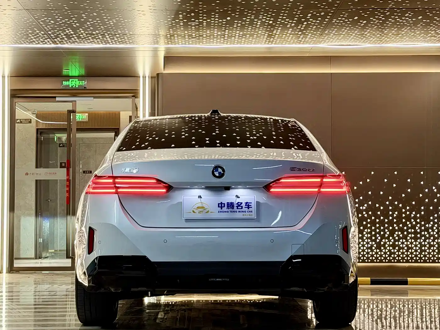 BMW 5 Series 2025 530Li Leading M Sport Package фото 32