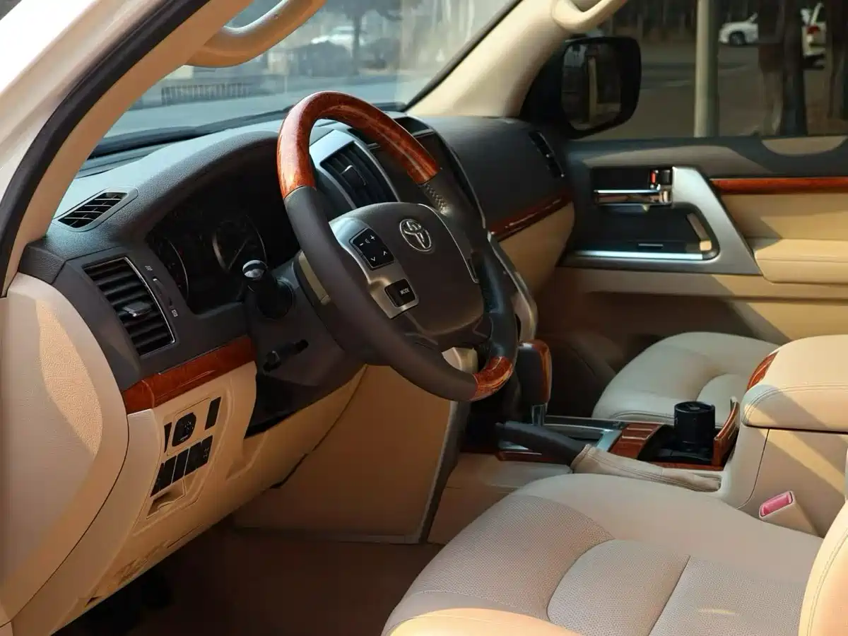 Toyota Land Cruiser 2012 4.0L Automatic VX фото 4